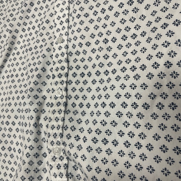 Guess button down shirt. B1 - Picture 10 of 10
